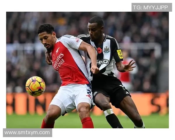 与足球巨星零距离碰拳瞬间 感受全场震撼与激情碰撞