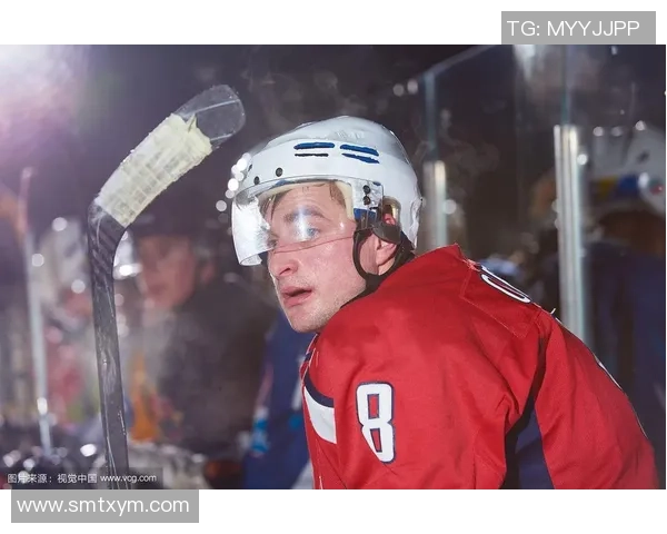 曾是足球巨星如今挑战冰球赛场的传奇人物画像